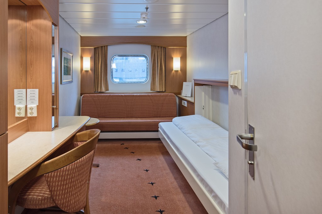 Hurtigruten MS Trollfjord Polar Outside middle deck 2 travellers.jpg